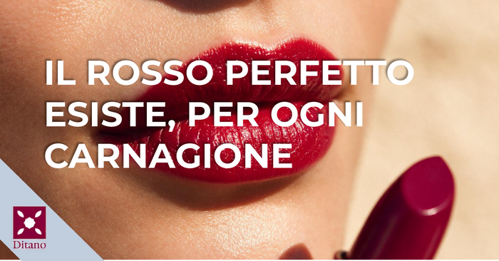 Primo piano di labbra con rossetto rosso intenso e tubetto rossetto sfocato