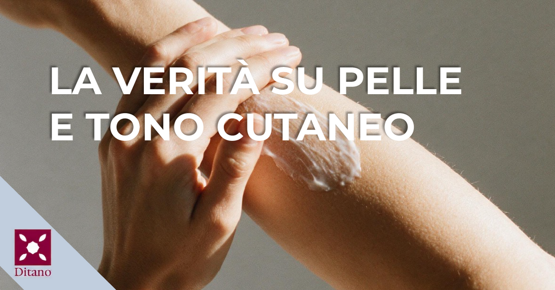 Mano che applica crema corpo con movimento circolare sull'avambraccio