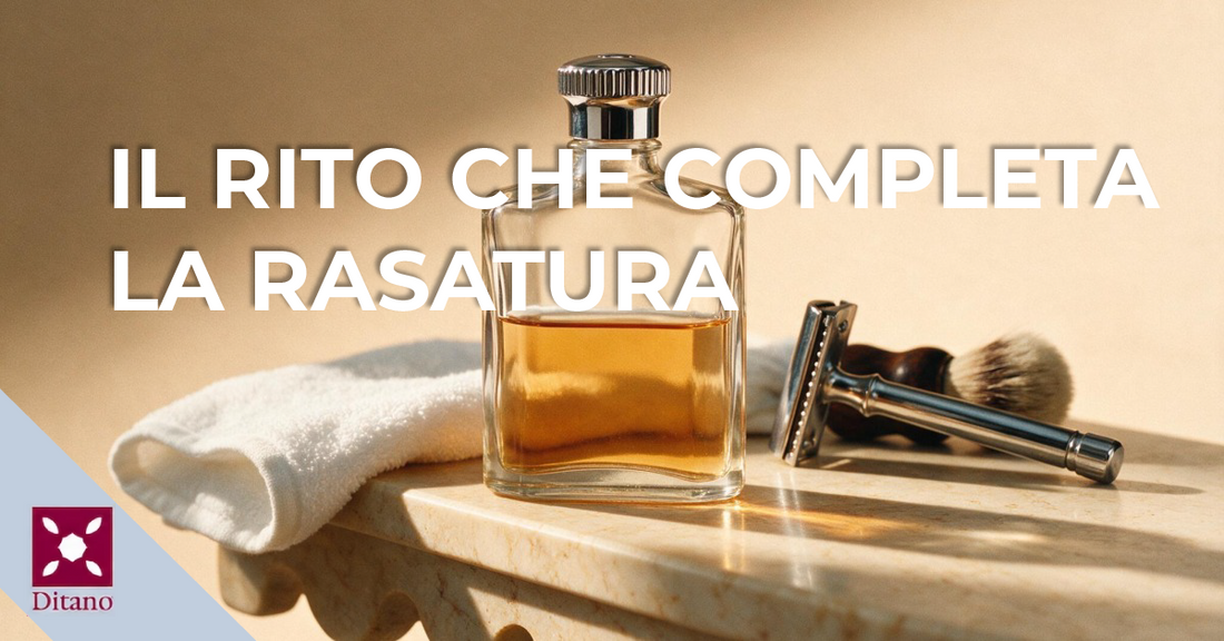 Mano che versa lozione dopobarba nel palmo accanto a un rasoio su mensola in pietra