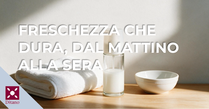 Flacone di deodorante uomo su legno chiaro accanto a un asciugamano bianco piegato
