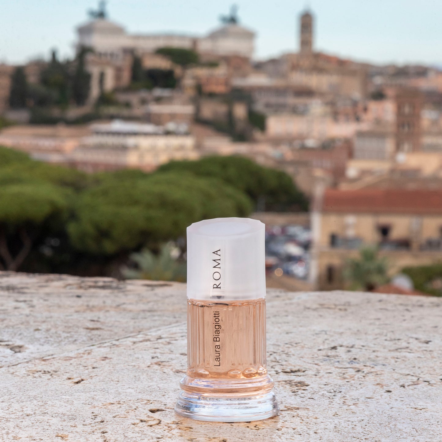 Roma Donna Fiori Bianchi